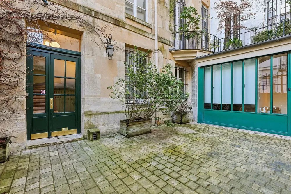 Keuken; keukenapparatuur, houten vloer, natuurlijk licht, moderne stijl