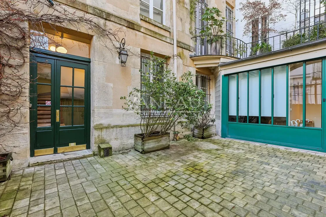 Keuken; keukenapparatuur, houten vloer, natuurlijk licht, moderne stijl