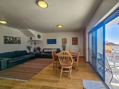 مطبخ; أجهزة المطبخ, أرضية خشبية, ضوء طبيعي, أسلوب عصري