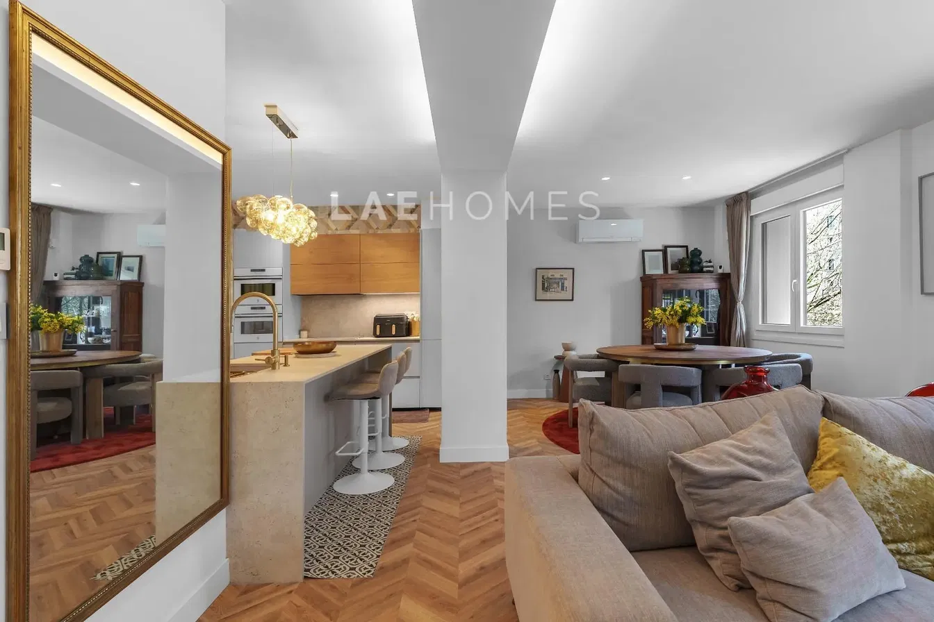 Keuken; keukenapparatuur, houten vloer, natuurlijk licht, moderne stijl