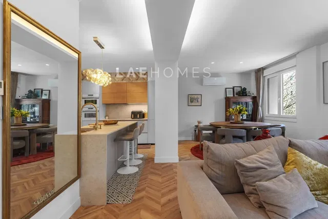 Keuken; keukenapparatuur, houten vloer, natuurlijk licht, moderne stijl