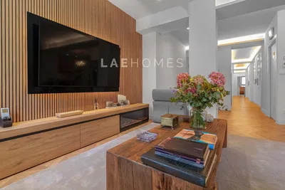 Keuken; keukenapparatuur, houten vloer, natuurlijk licht, moderne stijl