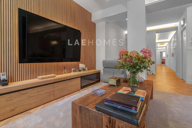 Keuken; keukenapparatuur, houten vloer, natuurlijk licht, moderne stijl