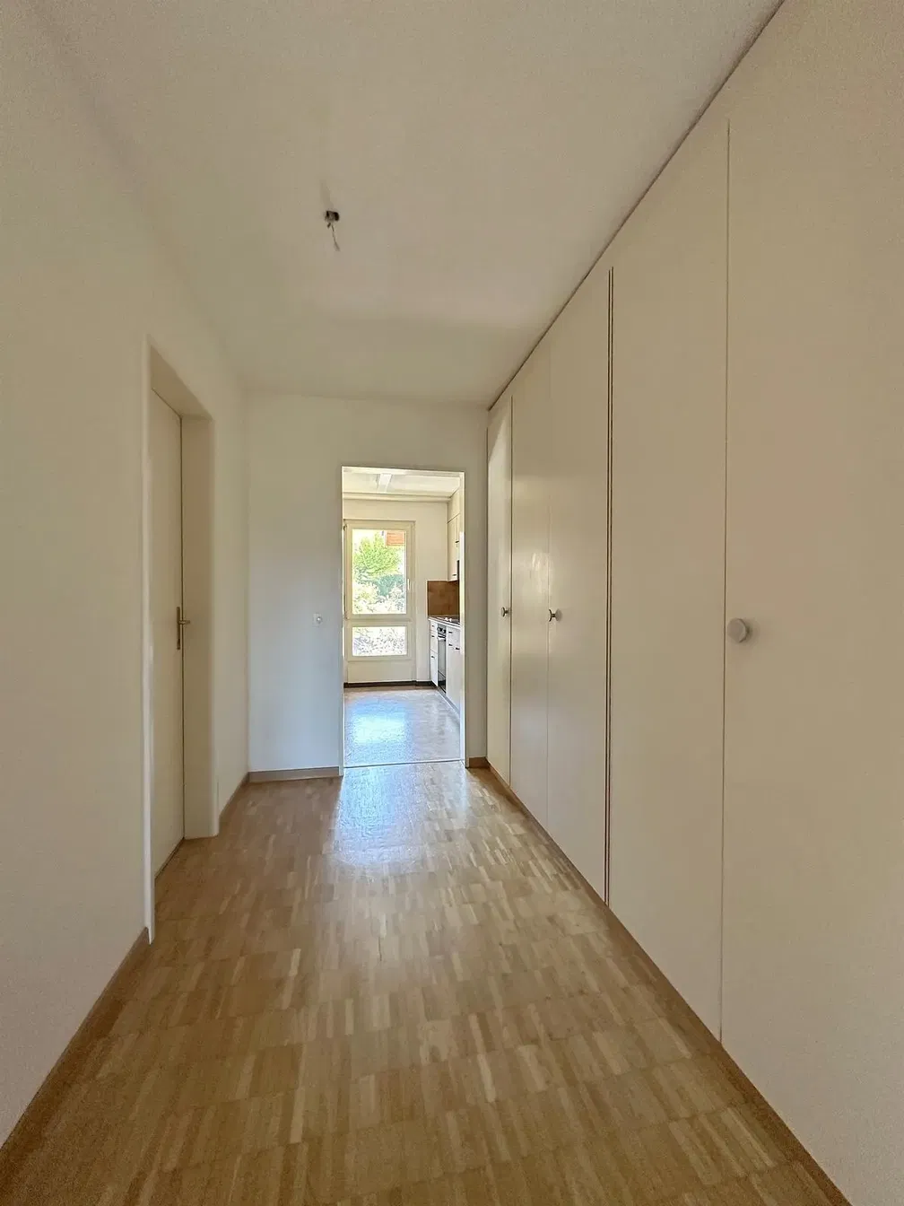 Mutfak; mutfak aletleri, ahşap zemin, doğal ışık, modern stil