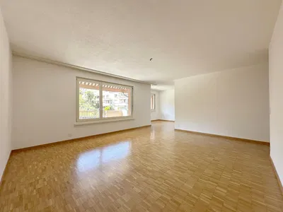 Oturma odası; ahşap zemin, doğal ışık, modern stil