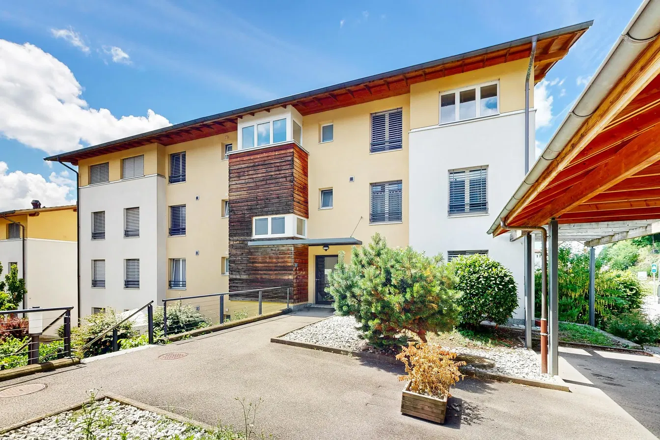 Mutfak; mutfak aletleri, ahşap zemin, doğal ışık, modern stil