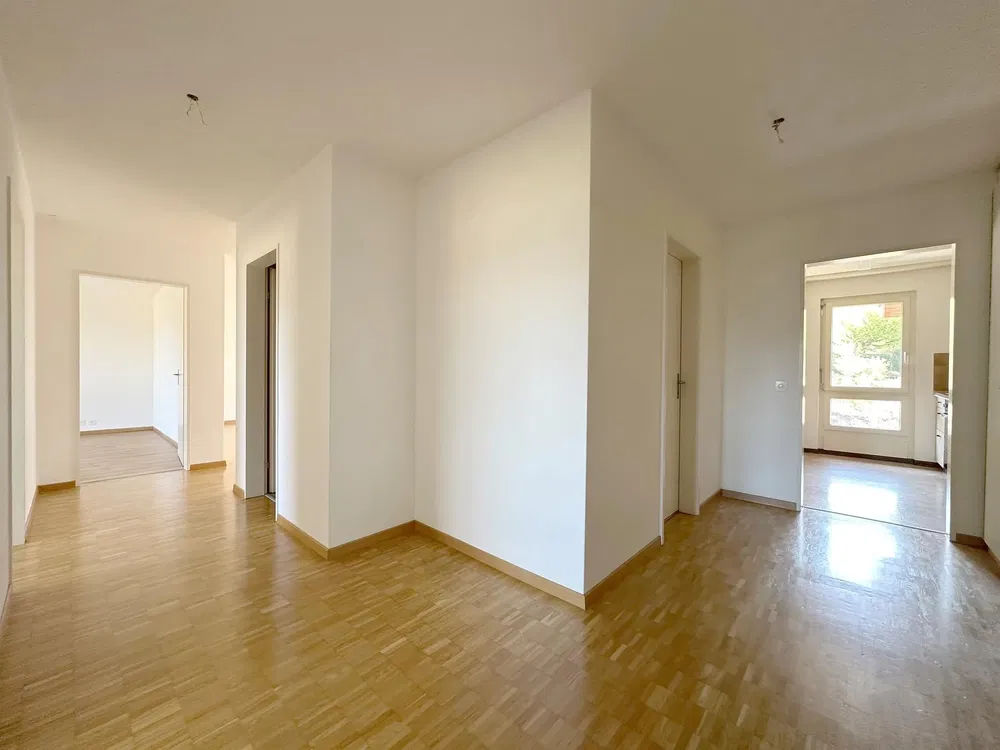 Mutfak; mutfak aletleri, ahşap zemin, doğal ışık, modern stil