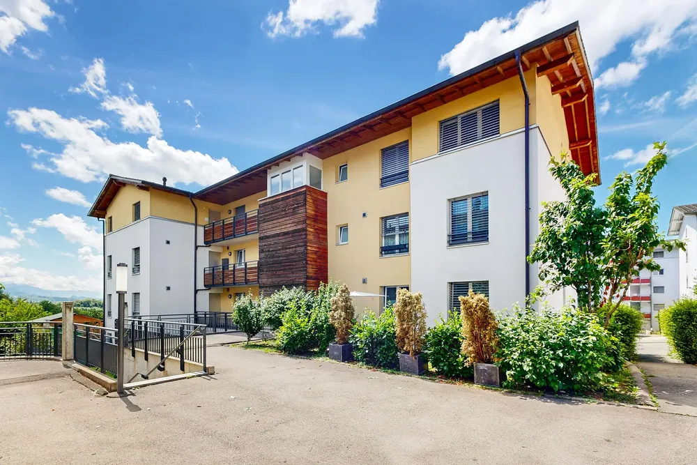 Oturma odası; ahşap zemin, doğal ışık, modern stil