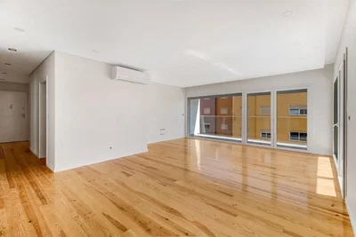 Küche; küchengeräte, holzboden, tageslicht, moderner stil