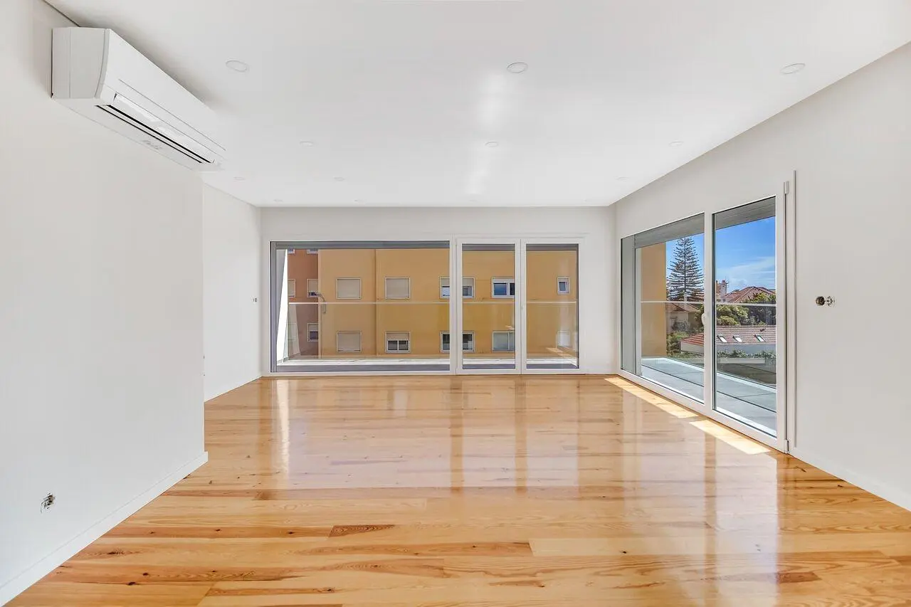 Küche; küchengeräte, holzboden, tageslicht, moderner stil