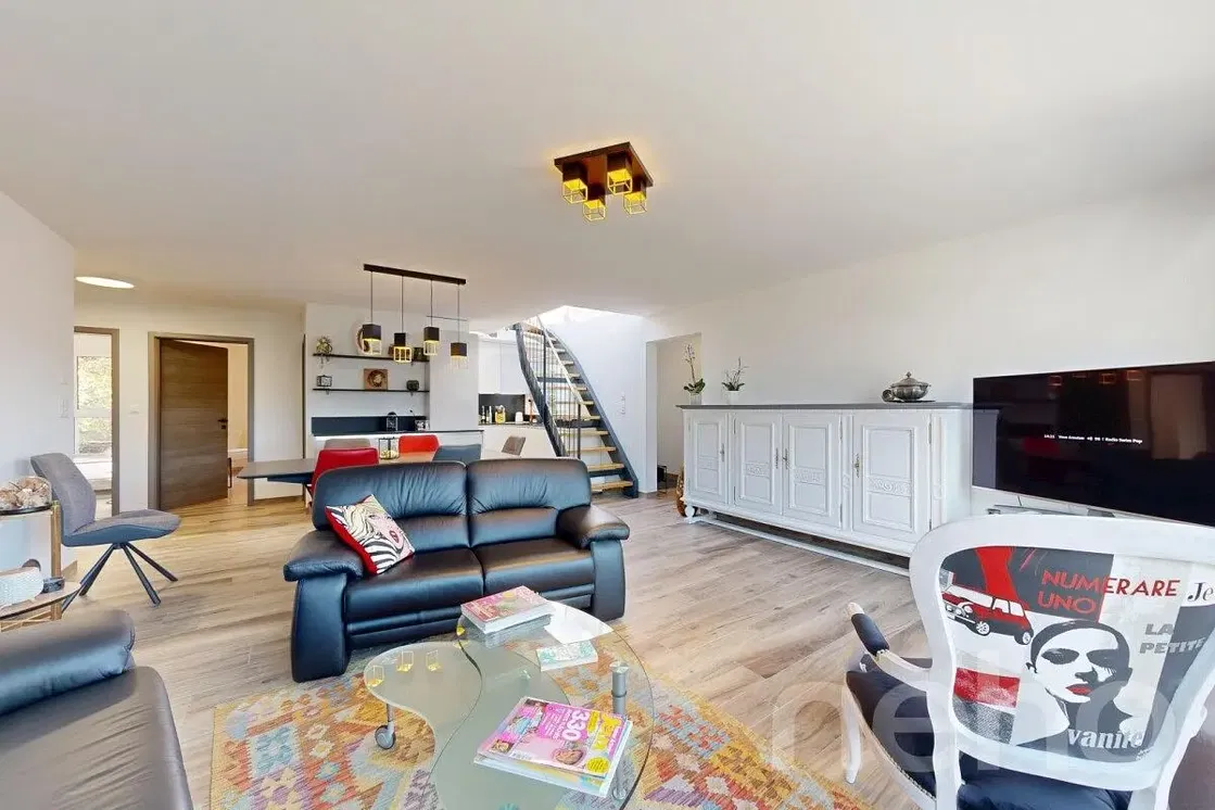 Kuchyňa; kuchynské spotrebiče, drevená podlaha, prirodzené svetlo, moderný štýl