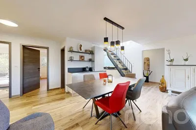 Kuchyňa; kuchynské spotrebiče, drevená podlaha, prirodzené svetlo, moderný štýl