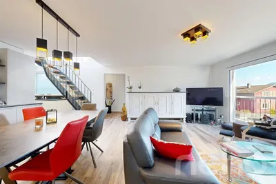 Keuken; keukenapparatuur, houten vloer, natuurlijk licht, moderne stijl