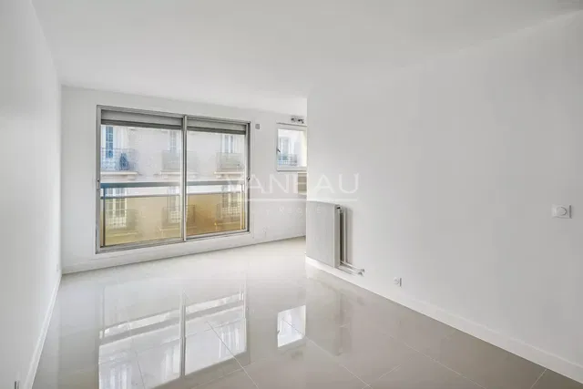 Obývací pokoj; dřevěná podlaha, přirozené světlo, moderní styl