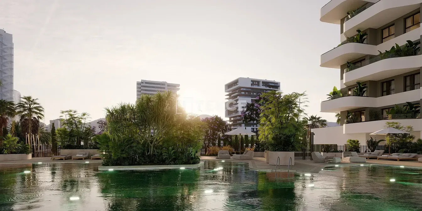 Keuken; keukenapparatuur, houten vloer, natuurlijk licht, moderne stijl