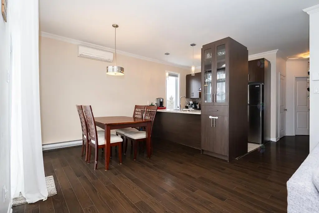 Cuisine; électroménager, parquet, lumière naturelle, style moderne