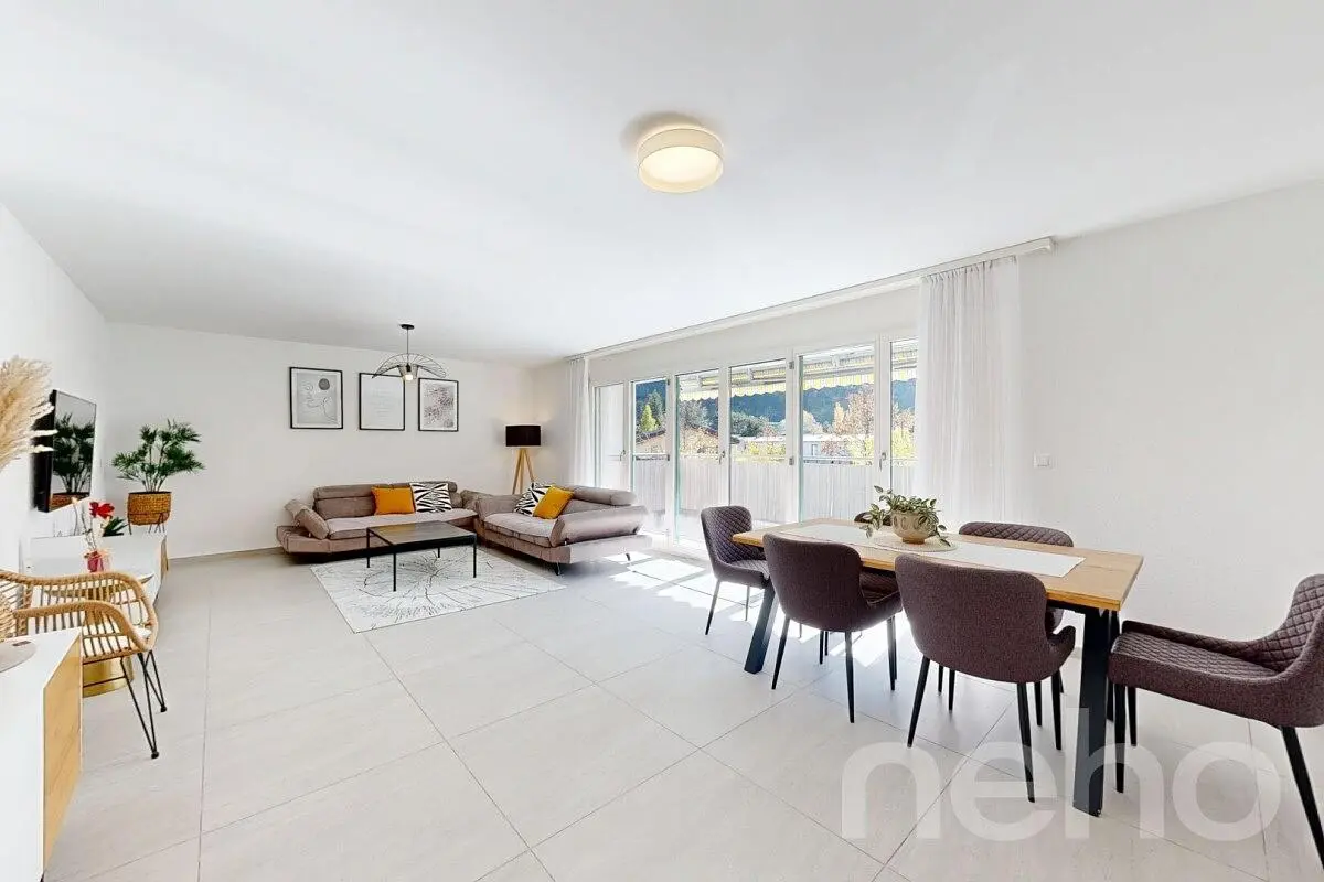 Kuhinja; kuhinjski aparati, drveni pod, prirodno svjetlo, moderni stil