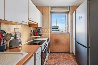 Keuken; keukenapparatuur, houten vloer, natuurlijk licht, moderne stijl