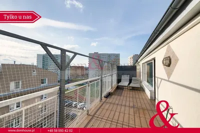 Кухиња; кухињски апарати, дрвени под, природно светло, модерни стил