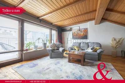 Кухиња; кухињски апарати, дрвени под, природно светло, модерни стил