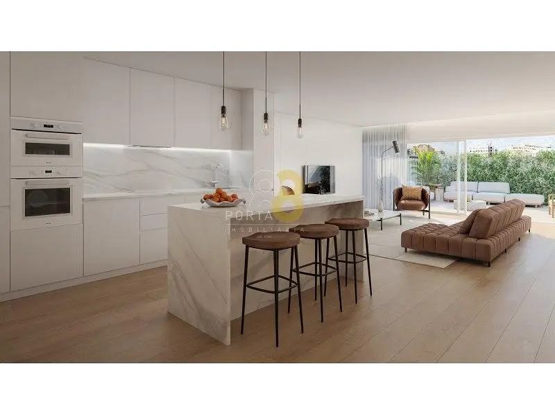 Cucina; elettrodomestici, pavimento in legno, luce naturale, stile moderno