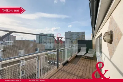 Кухиња; кухињски апарати, дрвени под, природно светло, модерни стил