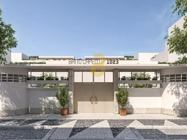 Kuchyňa; kuchynské spotrebiče, drevená podlaha, prirodzené svetlo, moderný štýl