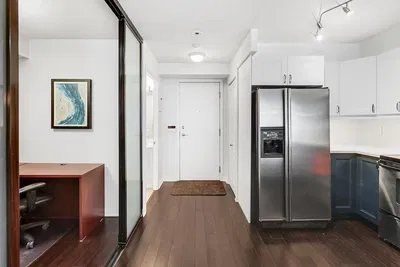 Cuisine; électroménager, parquet, lumière naturelle, style moderne