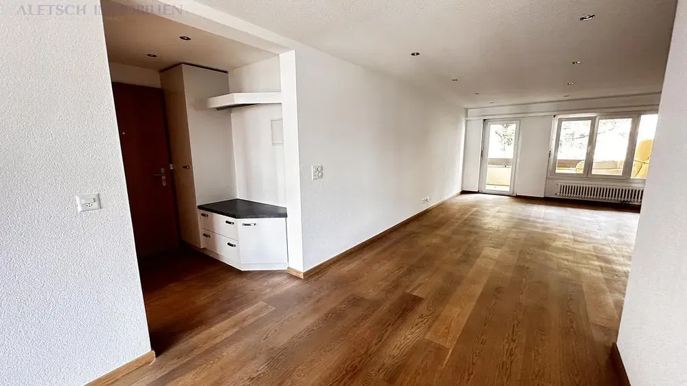 Kuhinja; kuhinjski aparati, drveni pod, prirodno svjetlo, moderni stil