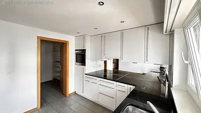 Cuisine; électroménager, parquet, lumière naturelle, style moderne