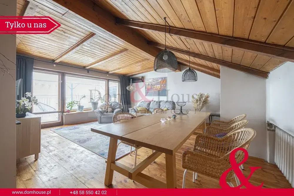 Кухиња; кухињски апарати, дрвени под, природно светло, модерни стил