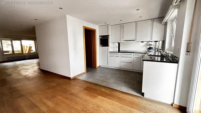 Obývací pokoj; dřevěná podlaha, přirozené světlo, moderní styl