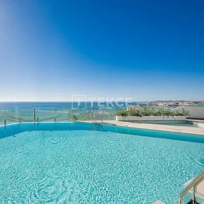 Mutfak; mutfak aletleri, ahşap zemin, doğal ışık, modern stil