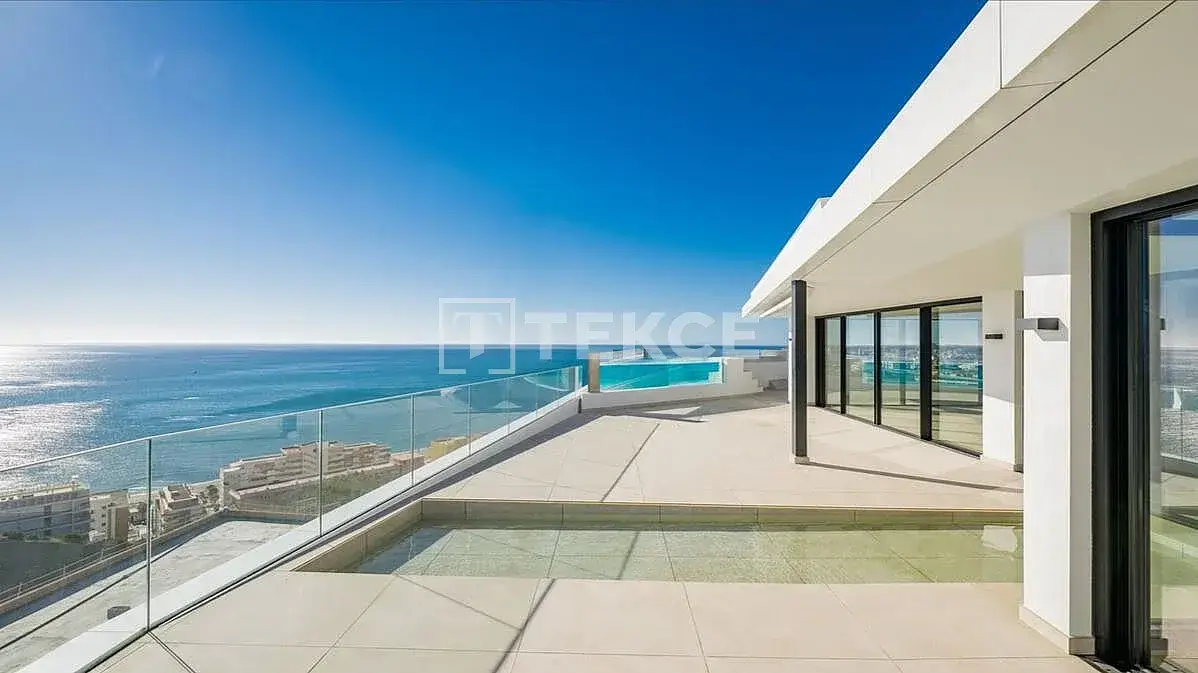 Mutfak; mutfak aletleri, ahşap zemin, doğal ışık, modern stil