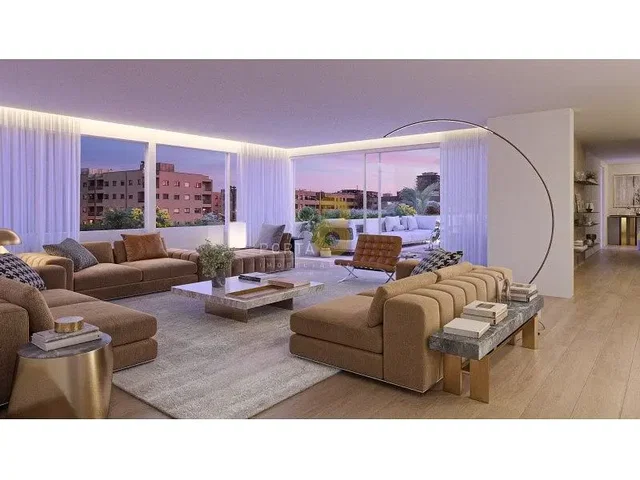 Sala de estar; chão de madeira, luz natural, estilo moderno