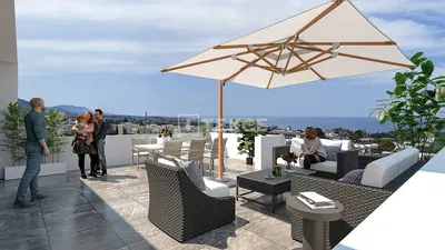 Keuken; keukenapparatuur, houten vloer, natuurlijk licht, moderne stijl