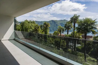 Kuhinja; kuhinjski aparati, drveni pod, prirodno svjetlo, moderni stil