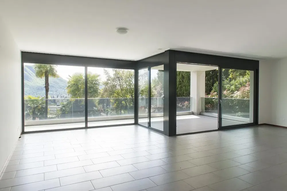 Kuhinja; kuhinjski aparati, drveni pod, prirodno svjetlo, moderni stil