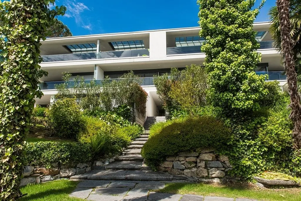 Kuhinja; kuhinjski aparati, drveni pod, prirodno svjetlo, moderni stil