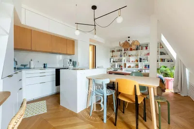 Kuchyňa; kuchynské spotrebiče, drevená podlaha, prirodzené svetlo, moderný štýl