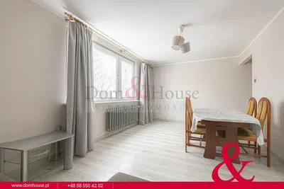 Salon; parquet, lumière naturelle, style moderne