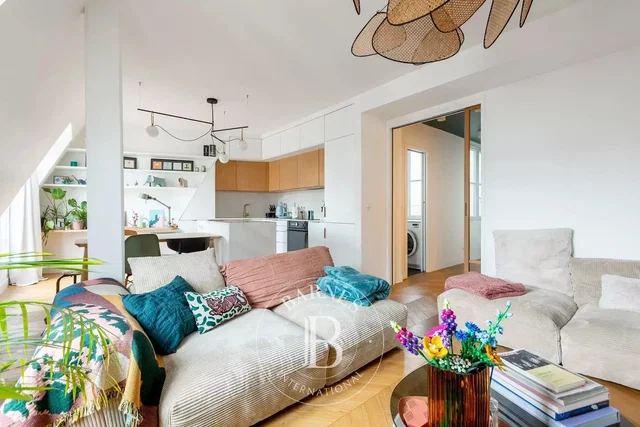 Keuken; keukenapparatuur, houten vloer, natuurlijk licht, moderne stijl