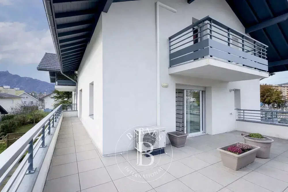 Obývačka; drevená podlaha, prirodzené svetlo, moderný štýl