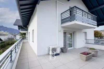 Obývačka; drevená podlaha, prirodzené svetlo, moderný štýl