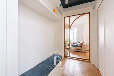 Кухиња; кухињски апарати, дрвени под, природно светло, модерни стил