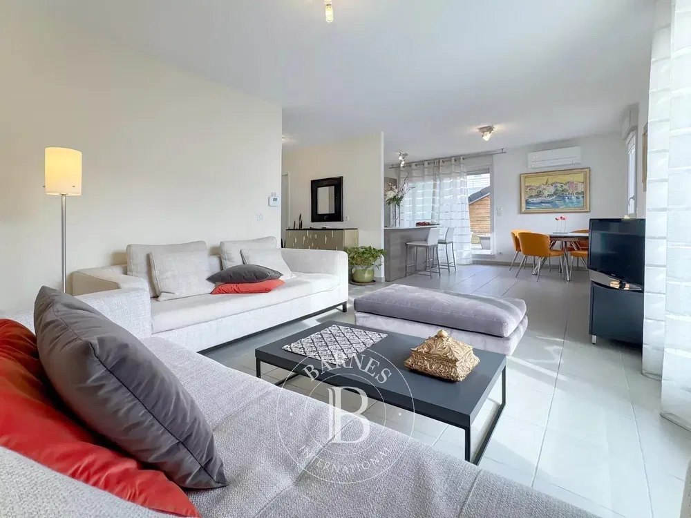 Cuisine; électroménager, carrelage, lumière naturelle, style moderne