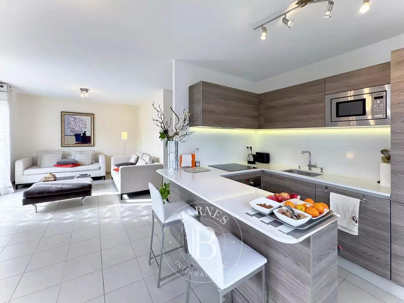 Cuisine; électroménager, carrelage, lumière naturelle, style moderne