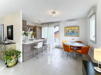 Cuisine; électroménager, parquet, lumière naturelle, style moderne