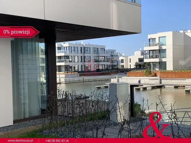 Кухиња; кухињски апарати, дрвени под, природно светло, модерни стил