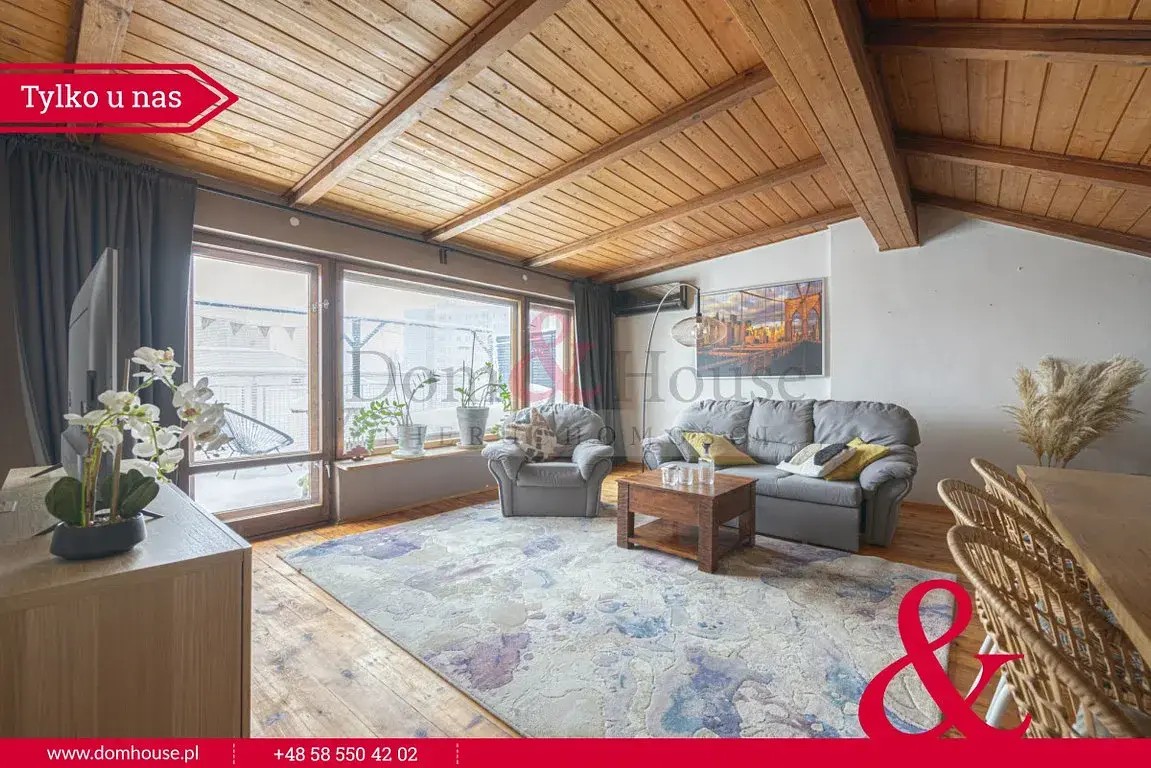 Кухиња; кухињски апарати, дрвени под, природно светло, модерни стил